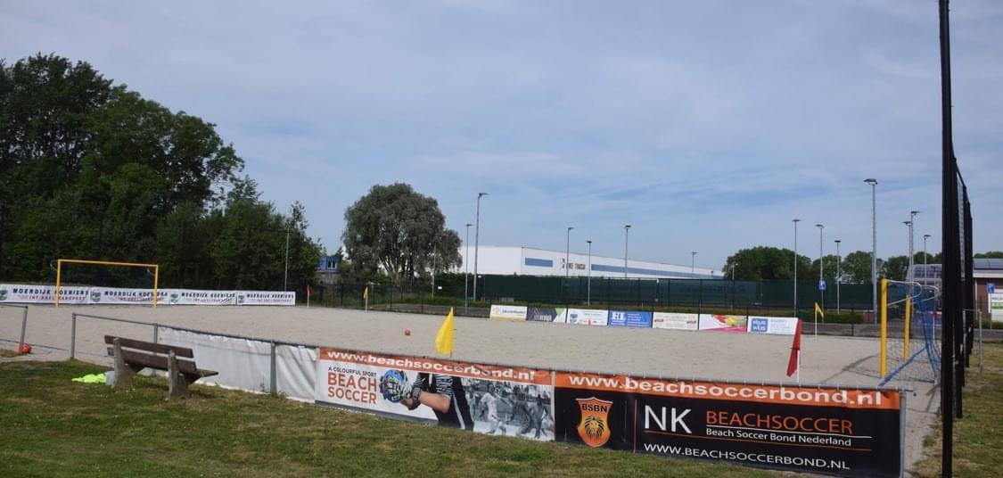 Dit jaar worden de Eredivisie Beach Soccer wedstrijden gespeeld op de bestaande Beach Soccer locaties in Nederland 💪🏼

De 3e locatie die we met jullie delen en waar topwedstrijden gespeeld zullen worden is het mooie complex van BS Klundert 🏟

#beachsoccer #nederland #eredivisie