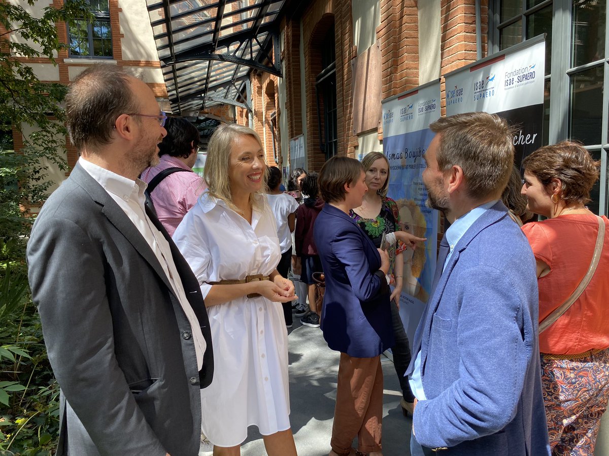 Univ_Toulouse's tweet photo. #Acorda Aujourd’hui, @Univ_Toulouse accueille l’inauguration de l’expo #PostHer, réalisée par @oseisaesupaero avec des collégien.nes &amp; des lycéen.nes de l’@actoulouse &amp; des illustrateur.rices d’@occitanie, qui met en avant des femmes scientifiques.

➡️ https://t.co/Zp0eQDK5fn https://t.co/SVUYNvmI3b