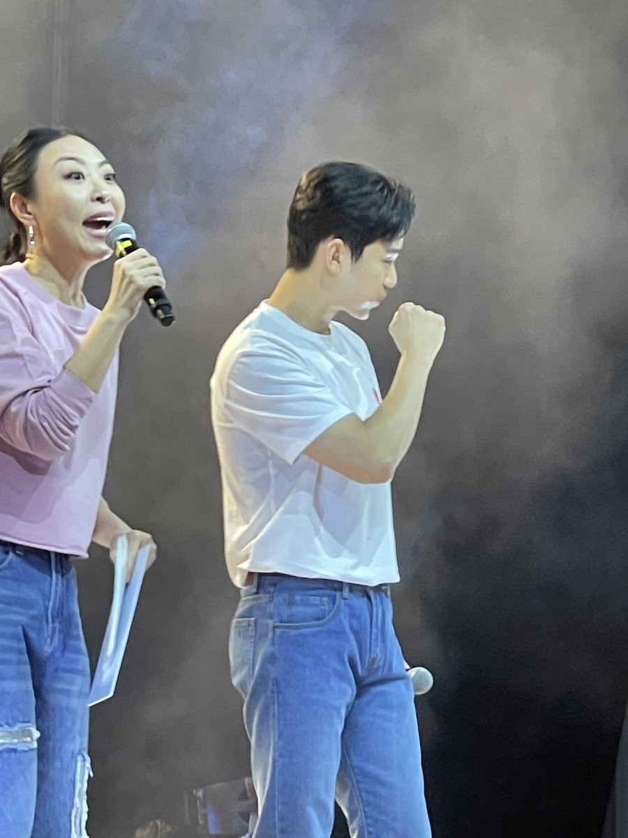 BabyGogu's tweet photo. HE IS TRYING TO HOLD HIS EMOTIONS 😭
#KIMSOOHYUNxBENCH
#KimSooHyun #김수현 https://t.co/3x8DJxO8gy