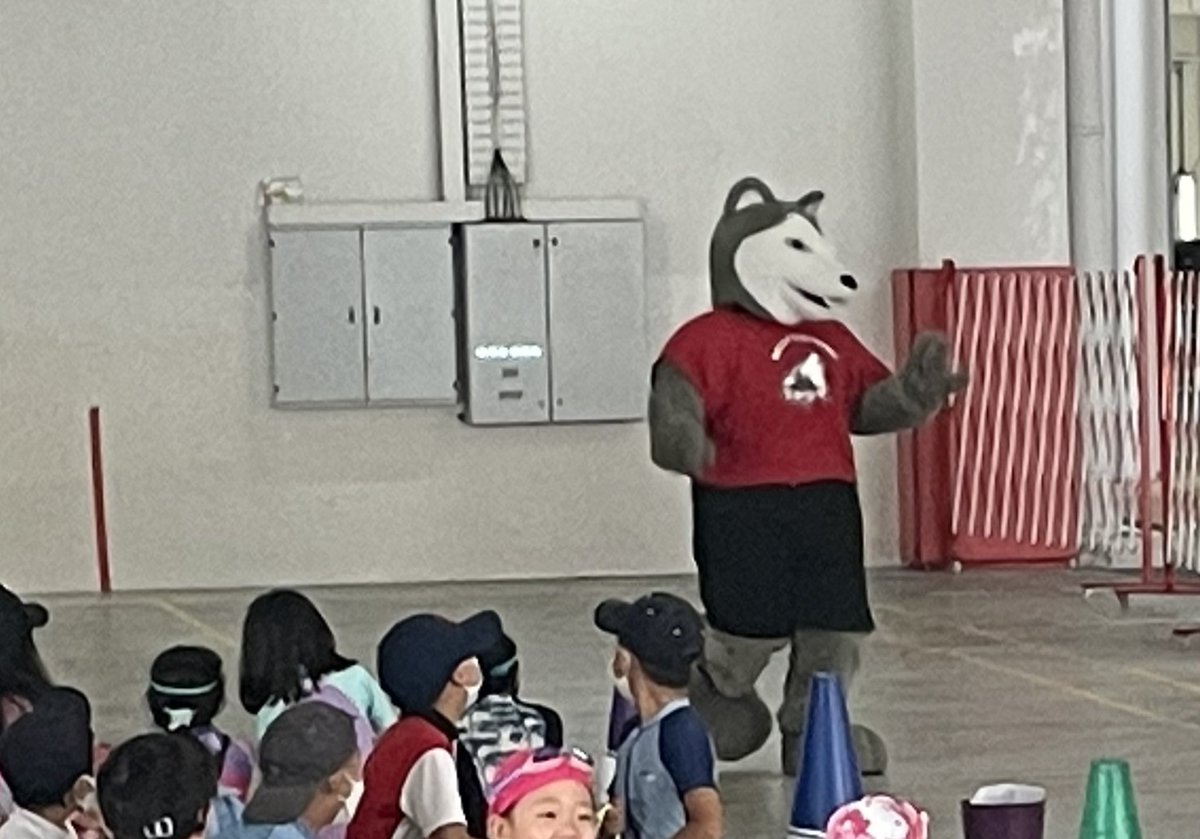 BevansJoel's tweet photo. Husky Day all week at #CISprimary. So much fun for all of our students and teachers!
Even took on the gauntlet of the #dunktank with the some of our Grade 3 students.
The third photo is me 40 dunks later! https://t.co/QPZvA9nndU