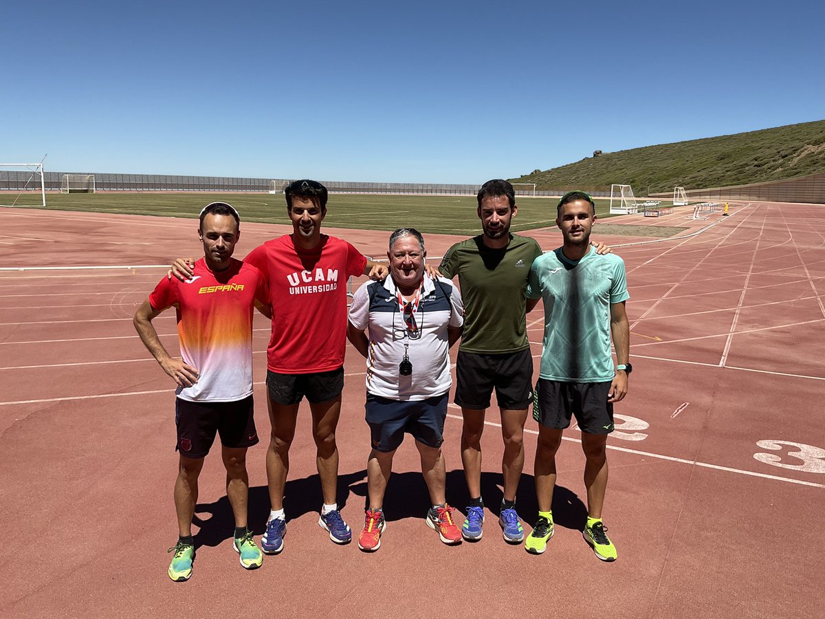 CARSierraNevada's tweet photo. Los marcadores Ivan, Miguel Ángel y Manuel celebraron ayer junto con su entrenador Carrillo y el extremeño Alvaro Martin el Día de la Región Murcia.  @atletismoRFEA @deportegob @Alvaroatletismo @ivanlp97 @manuathleo #Murcia @aytocieza #2320m #marchaatletica https://t.co/zWDzIZ6SEG