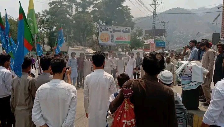 Anjumrajaa's tweet photo. A protest was organized by Islami Jamiat-e-Talba Muzffaeabad. A large number of students attended and expressed their anger over the BJP #NupurSharma's insulting remarks about our #ProphetMuhammad ﷺ.
@JamiatPK @IJTMZD @Jamiat_AKGB
  #ہم_ناموس_رسالت_کےپاسبان https://t.co/GCRaIZRnra