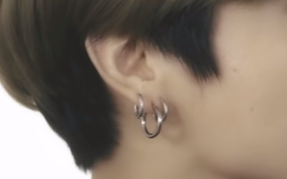 powerfultata's tweet photo. jungkook wearing different types of circle earrings as proof of the butterfly effect

euphoria mv / yet to come mv / mma 2019 https://t.co/Sh5C0tI8Dc