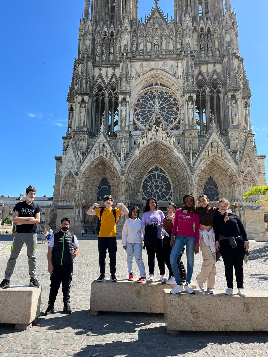 ReimsRep's tweet photo. Rallye photo découverte de la ville de Reims pour les élèves de 3ème  Un moment de détente avant le brevet. Merci aux enseignants pour la préparation. https://t.co/yf2vv0rnDG