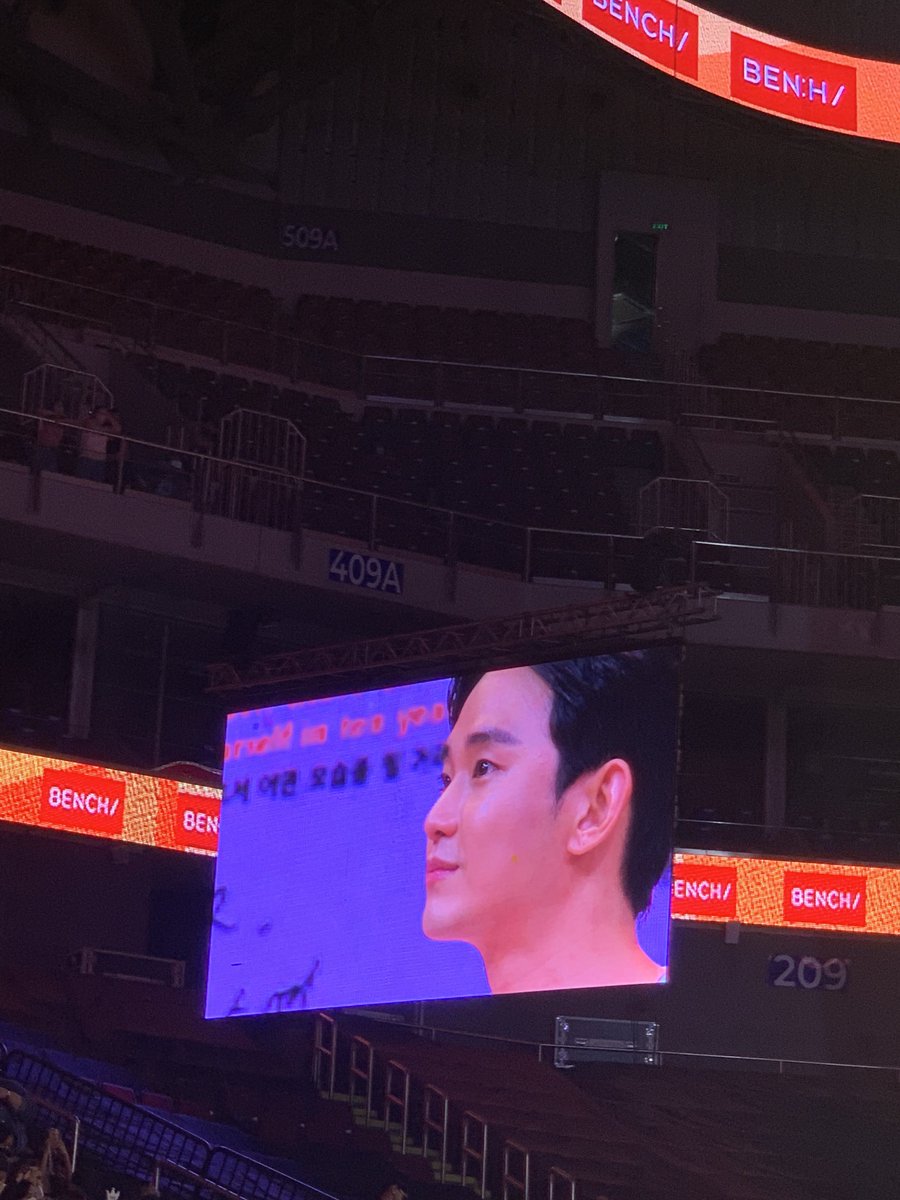 Host: Describe an extraordinary for you.

Him: Today is an extraordinary day.

He was sobbing looking at us!! 😭

#KIMSOOHYUNxBENCH