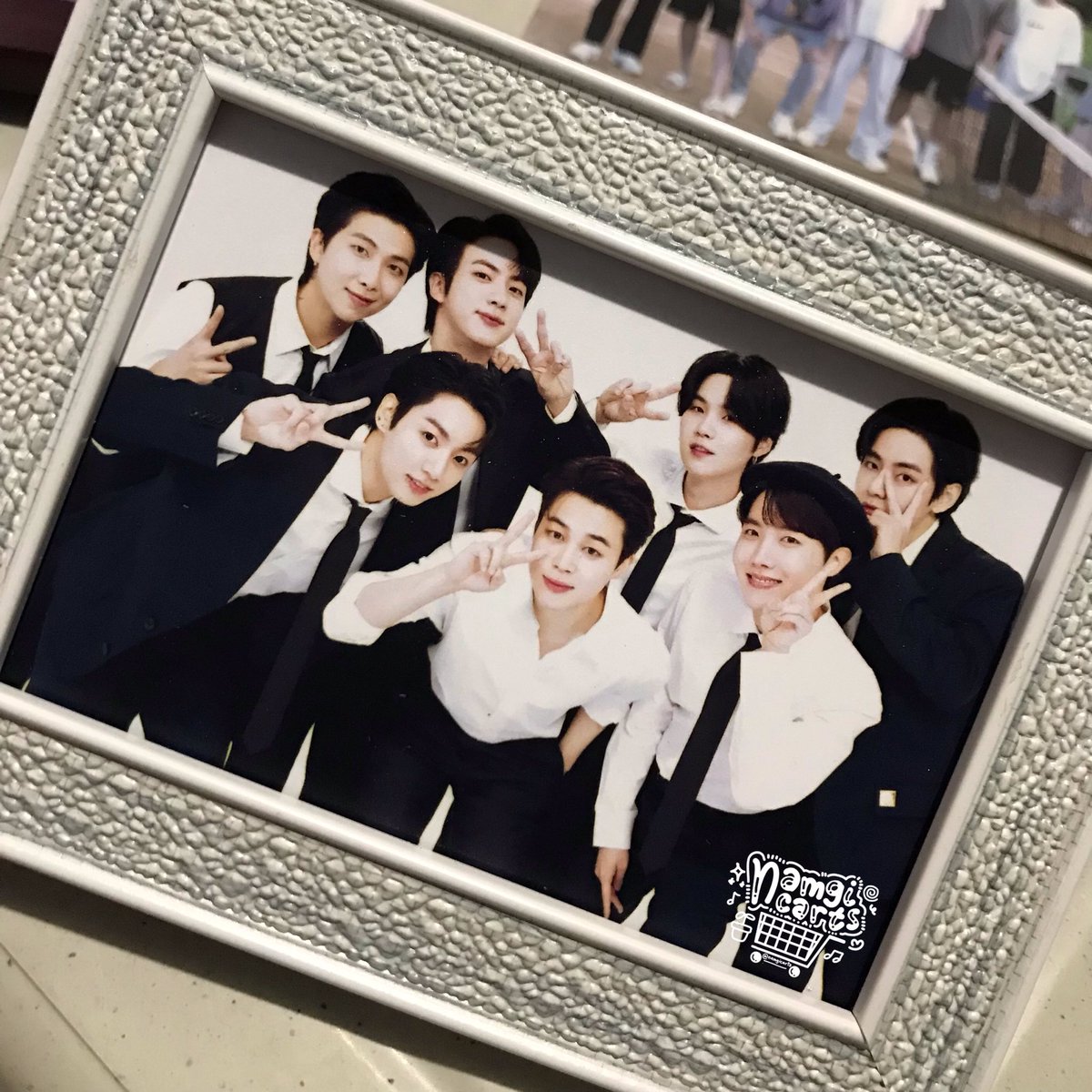 dkkarts's tweet photo. ࿐ྂ📓 #rielmails  

happy 9th anniv !! bought this fam frame in a vv affordable price but the glasses were broken due to shipping :(( though it’s oki, will buy a new one na lang ^^

      ꔛ thank you so much @jinnieluvcart for the smooth transaction + freebies ! 🤍 https://t.co/0sZWqZq0AL