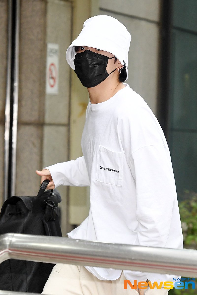 Ederlin0417's tweet photo. - 📸Imágenes de #Jungkook llegando  a la pre-grabación de "Music Bank" en KBS 

@BTS_twt https://t.co/ycO3RfJog8