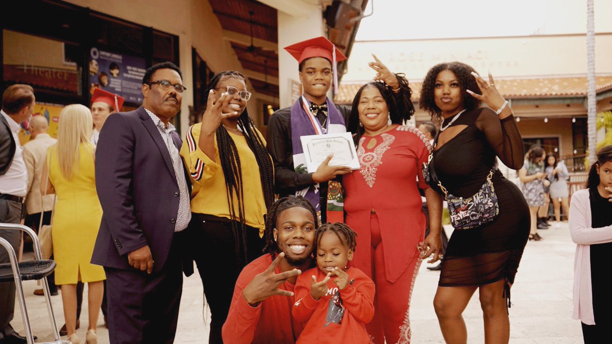 __CJ8's tweet photo. 4/4 👨🏾‍🎓🇭🇹 https://t.co/PO77KwmCmd