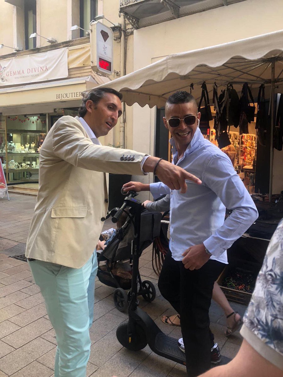 Opération #Marché à #Carpentras ce matin avec un bataillon de la #AuberTeam pour une distribution de badges « Je vote Julien Aubert »… qui sont partis comme des petits pains ! #legislatives2022 #circo8405 #vaucluse