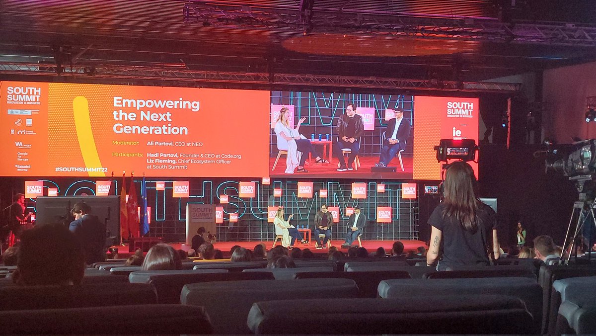 Aurora_Barrero's tweet photo. #SouthSummit22 Viendo las entrevistas a los fundadores de @codeorg y @khanacademy 🤩🤩 https://t.co/52pWvaweex