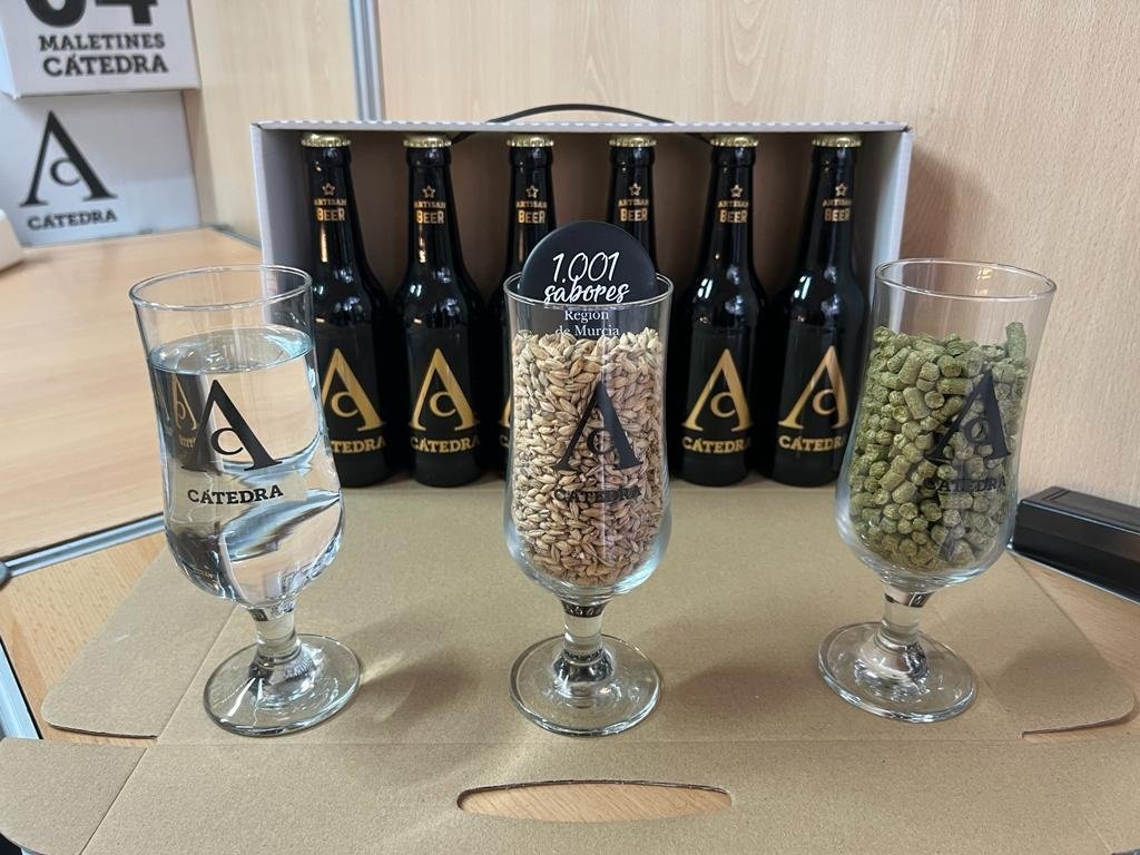 ArtesaniaRM's tweet photo. @1001SaboresRM entrevista a Eduardo Cano, gerente de @catedrabeer ganador del Premio Alimentación Artesana 2021 
👉https://t.co/wk2CfxFbm2

🛒 Sus cervezas las puedes adquirir en los Centros Regionales de Artesanía de #Murcia #Cartagena #Lorca y en la web https://t.co/XRR2yzikuZ https://t.co/SFLqpiwh5j