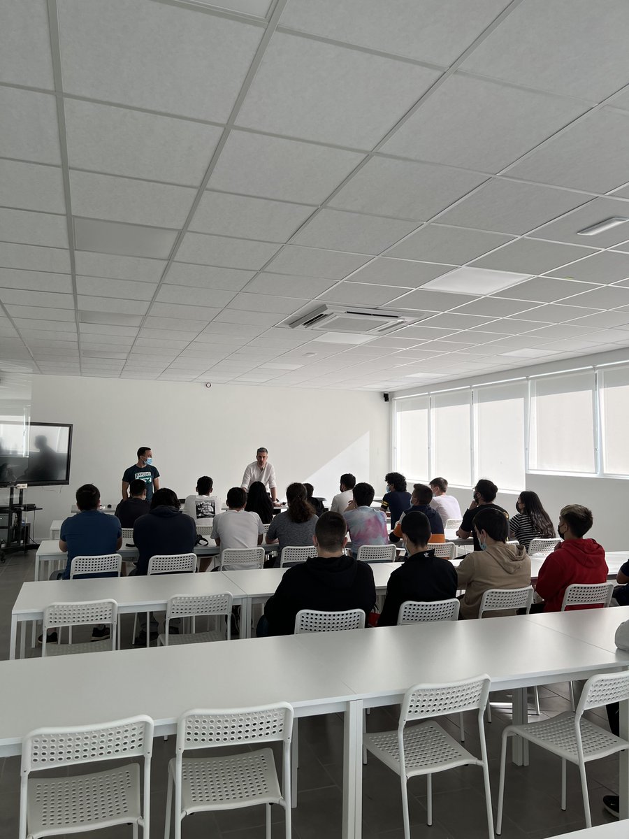 centrodonbosco's tweet photo. @mpbaerospace En informática vimos las instalaciones tan “diferentes” en el buen sentido de la palabra de @somostoools! Un performance tipo Google el cuál entusiasmó a los alumnos al ver lo que se ofrece a sus empleados. Estuvimos “Charlando tranquilamente” qué placer :) Go @TOOOLS_esports!! https://t.co/bNgg5Y2AZL