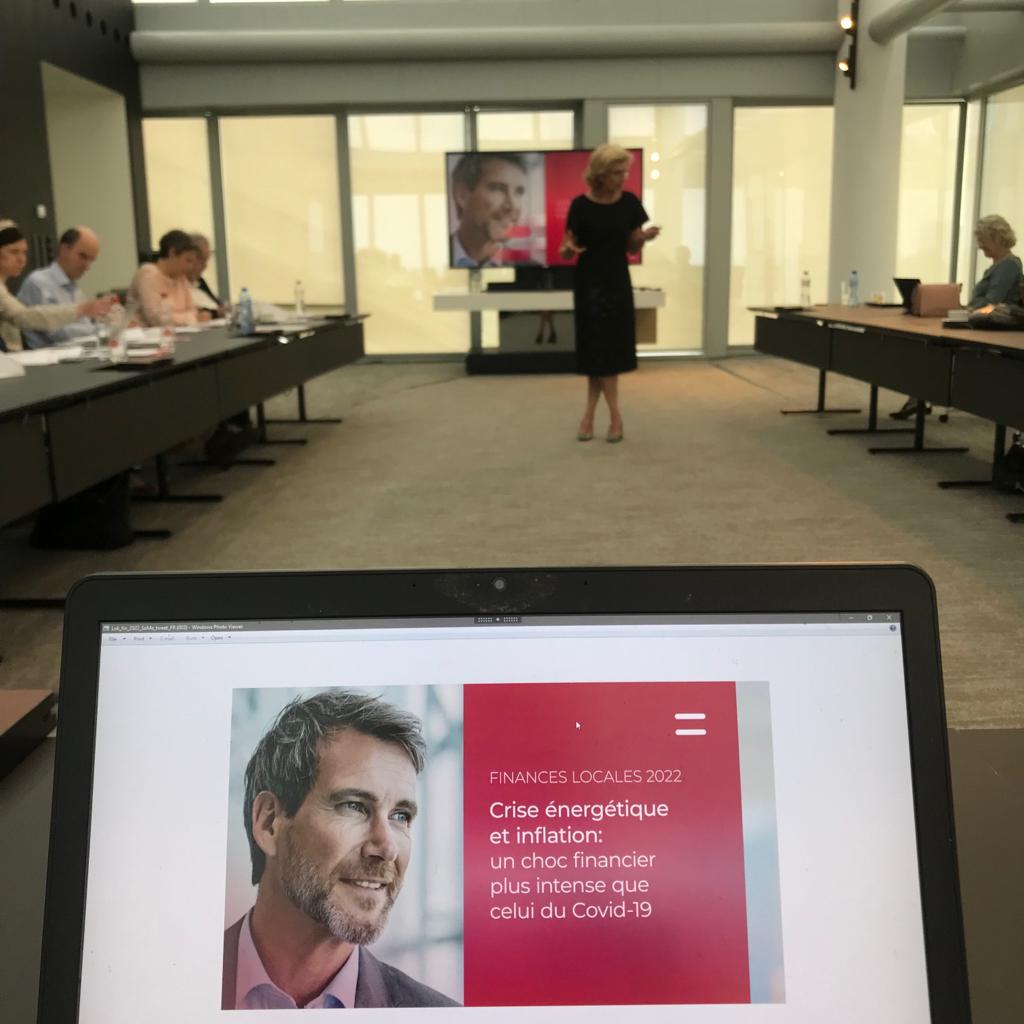 Belfius's tweet photo. Au lendemain de la crise du Covid-19, les villes et communes pourront-elles être un exemple dans la transition énergétique alors qu’elles font face à l’explosion du prix de l’énergie et à une inflation à son plus haut niveau depuis 40 ans?  
Notre étude ▶ https://t.co/pdffnnkli3 https://t.co/jP40f4En5U