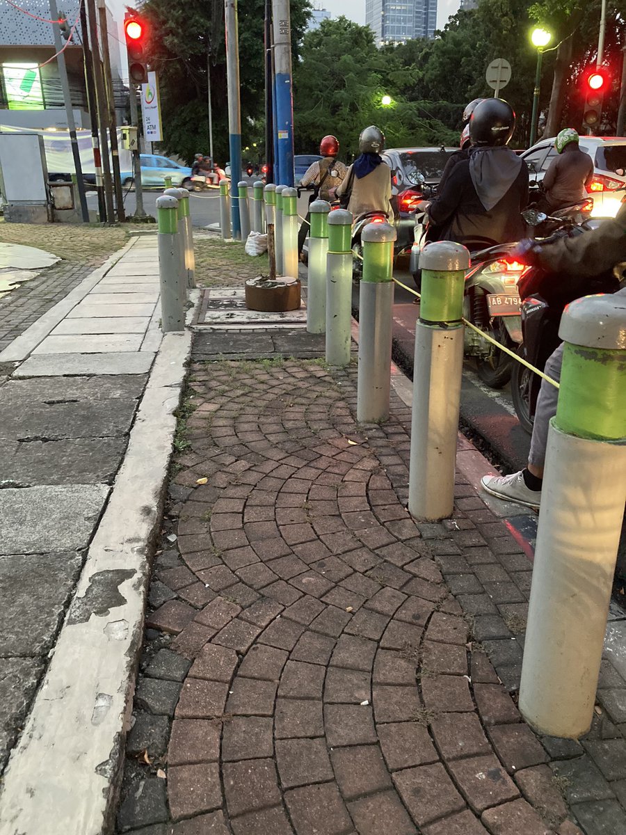ignadz's tweet photo. Di Taman Menteng ini gimana sih konsepnya? Trotoar atau taman yang ditutup? Atau trotoar itu bagian dari taman? Apa pejalan kaki gak boleh lewat kok ditaliin gini? Apa disuruh lewat jalan raya yang penuh kendaraan? @DKIJakarta @JSCLab @trotoarian https://t.co/dLVLAy7R3z