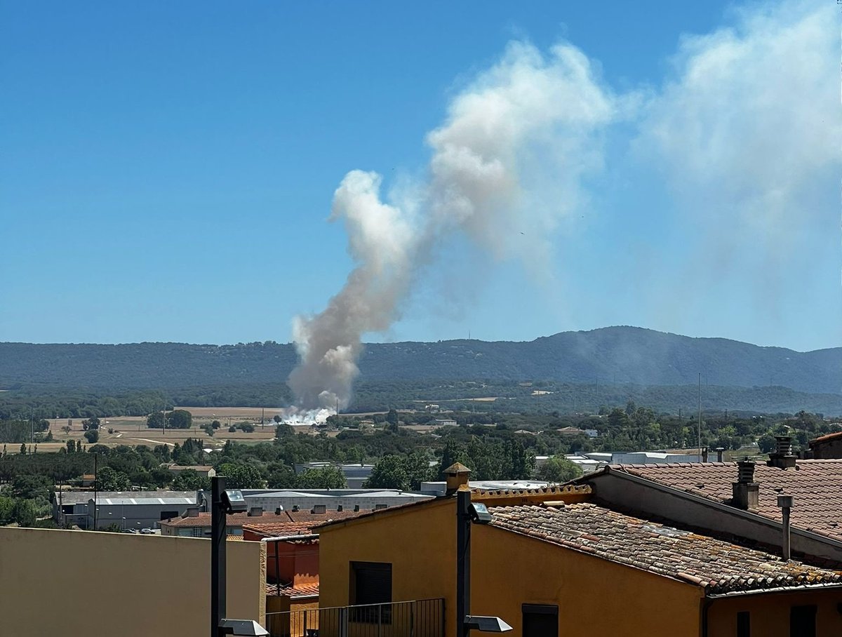 MeteoGasso's tweet photo. Ja comencem... Foc al pla de Panedes #Llagostera. Foto d'en @marc_elpoll https://t.co/2PkXTRTeku