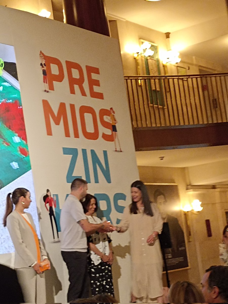 Esta mañana <a href="/loretollera/">Loreto Llera</a> profesora <a href="/codemagijon/">Col.Corazón de María</a> ha recogido en <a href="/Teatro_Real/">Teatro Real</a> el premio obtenido, junto con su alumnado, en la iniciativa #PremiosZinkers de <a href="/FundacionRepsol/">Fundación Repsol</a> #ODS <a href="/PedagogicosS/">Pedagogicos Claretianos de Santiago</a> <a href="/ETCMFSANTIAGO/">Colegios Claretianos Stg</a>