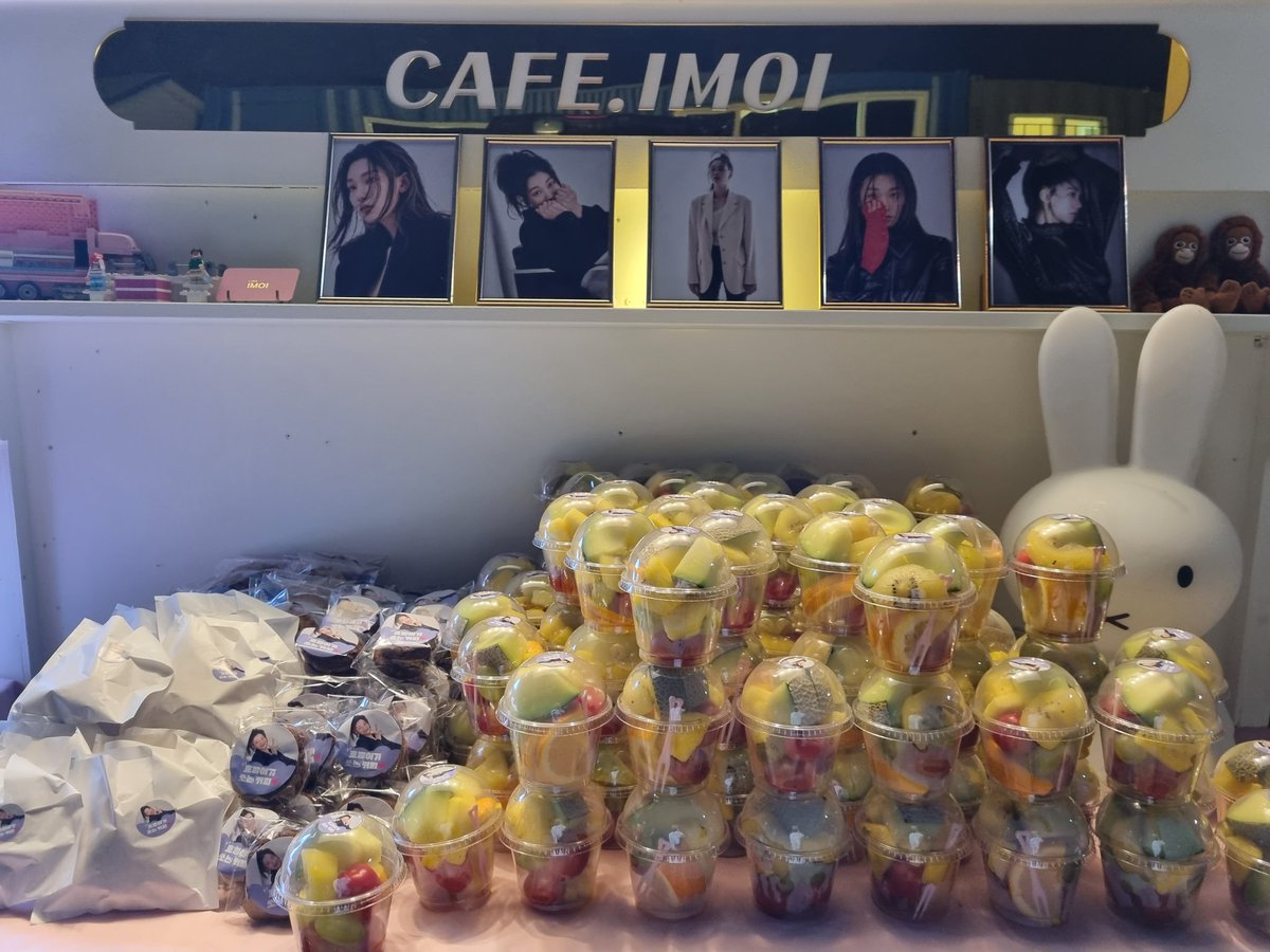 teamhollyfans's tweet photo. 220608
#이호정 배우님을 응원하기 위해 #도적_칼의소리 촬영 현장에 커피차 서포트를 진행하였습니다🔫

💜❤💙배우님 음료 픽💜❤💙
아이스 페퍼민트🧊🌱
요거트 + 그래놀라🥣
아이스 아메리카노🧊☕ https://t.co/LnmPNH0Rem
