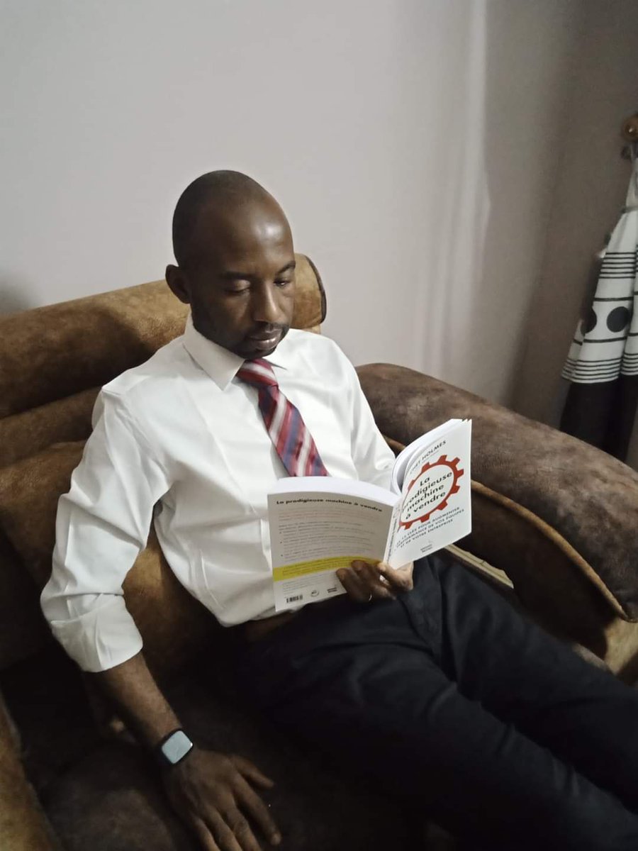 06BOUBA's tweet photo. Mon #Vendredi_Lecture
#AmbassadeurNH #LecteurNH #Partage_Lecture
#Lirepourreussir
"La prodigieuse machine à vendre" de Chet Holmes.
"Il ne sera pas compliqué d’appliquer les stratégies de cet ouvrage ni de transformer votre entreprise en Prodigieuse Machine à Vendre. https://t.co/zHYzWnqr75