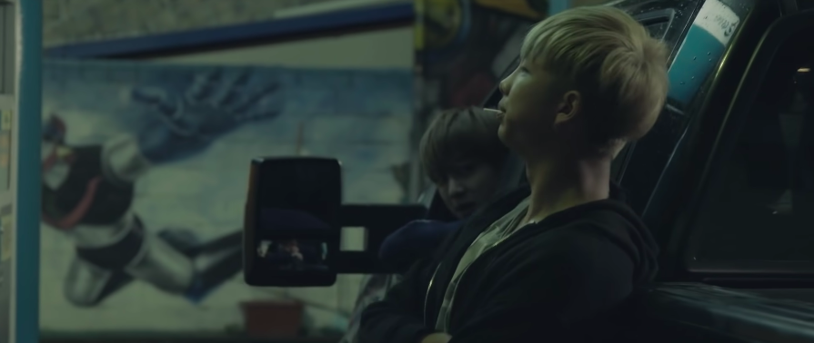 powerfultata's tweet photo. will gojek be letting us ride on the truck that seokjin rides. please https://t.co/dXVaiIeIMp