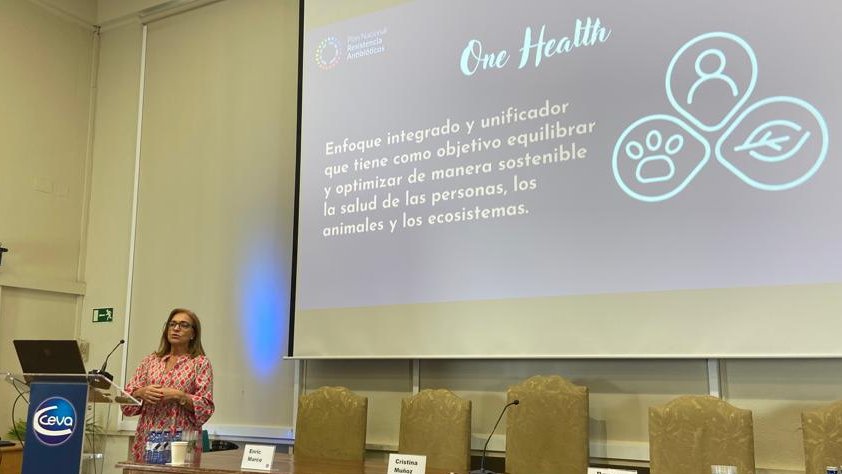 La coordinadora @PRANgob presentó la importancia del enfoque multisectorial para hacer frente a la #ResistenciaAntibióticos en las jornadas: 🌎'El presente es #OneHealth' ➕ℹ️ amazingbooks.es/ceva-el-presen…