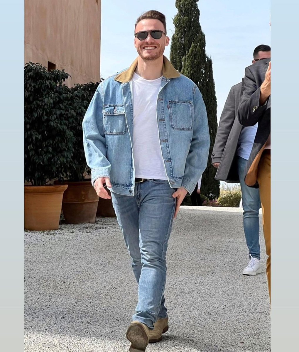 King #KeremBürsin on a new trip to Spain 🕺🏼💃