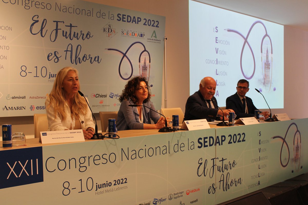 El consejero de Salud y Familias en Andalucía, Jesús Aguirre Muñoz, acompaña a María José Avilés Martínez, María del Rocío Hernández Soto y Luis Gabriel Luque Romero en la entrega de premios a las mejores comunicaciones. #XXIICongresoSEDAP