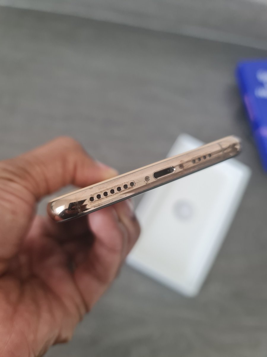 _paulhenderson's tweet photo. @barclays @barclaysuk i think you need to do an audit on your insurance company #Likewize 

2 days in a row they sent well below standard refurbished @Apple #appleiphone 

Would u use these?

#Filthy #ChippedScreen #AwfulService #FridayFeeling https://t.co/KrDN3X0m91
