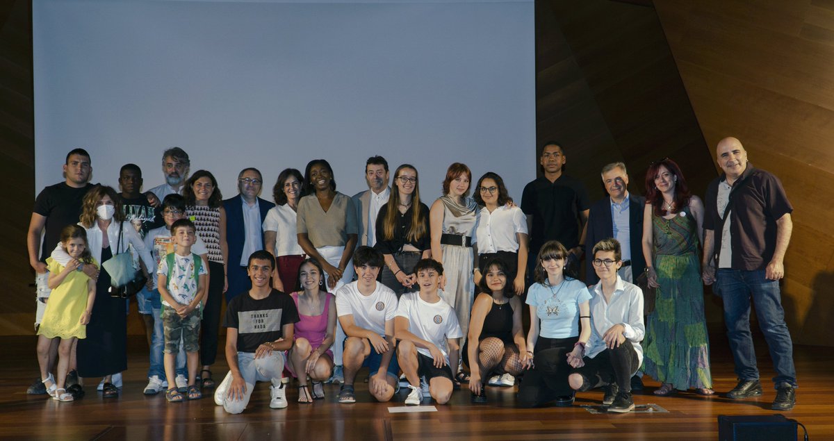 FadJuventud's tweet image. ¡Foto de familia!👏

Cerramos una maravillosa mañana en la que la #EducaciónODSyAgenda2030 ha estado muy presente. Ahora, todos los spots presentados tendrán una larga vida para enseñar a más alumnos y alumnas la importancia de las ODS y la Agenda 2030.