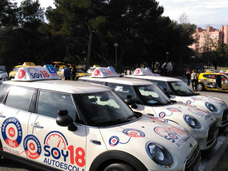 RadioCastelldef's tweet photo. 🤔 Cada cop hi ha més joves de 18 anys que s'apunten al carnet de conduir? I... per què?

🚗 Ens ho explica la Patricia Mulero, de l'autoescola @Soy18Experience de Castelldefels.

📻 Ràdio a la carta. https://t.co/3qfIzleBBX https://t.co/YEGZYiPWOx