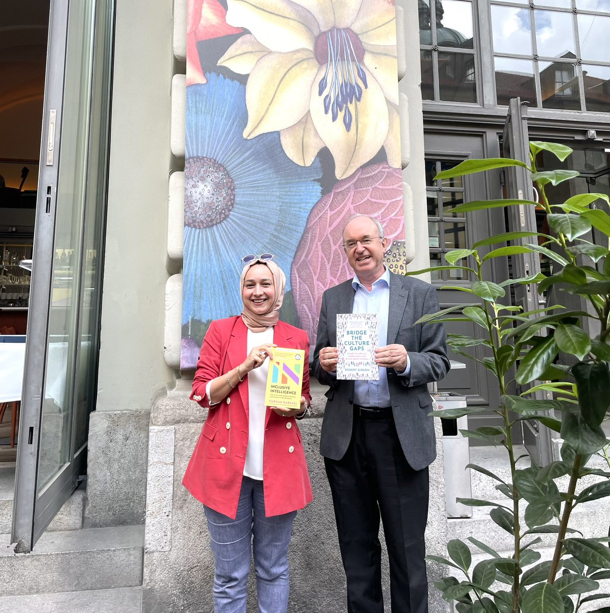 It was fantastic to meet with the amazing Robert Gibson @RGIntercultural in person today at Literaturhaus Munich ! We had a great conversation on interculturalism, diversity, Inclusion, our books and our publishing stories! Robert’s book : amzn.to/3MSKrG1