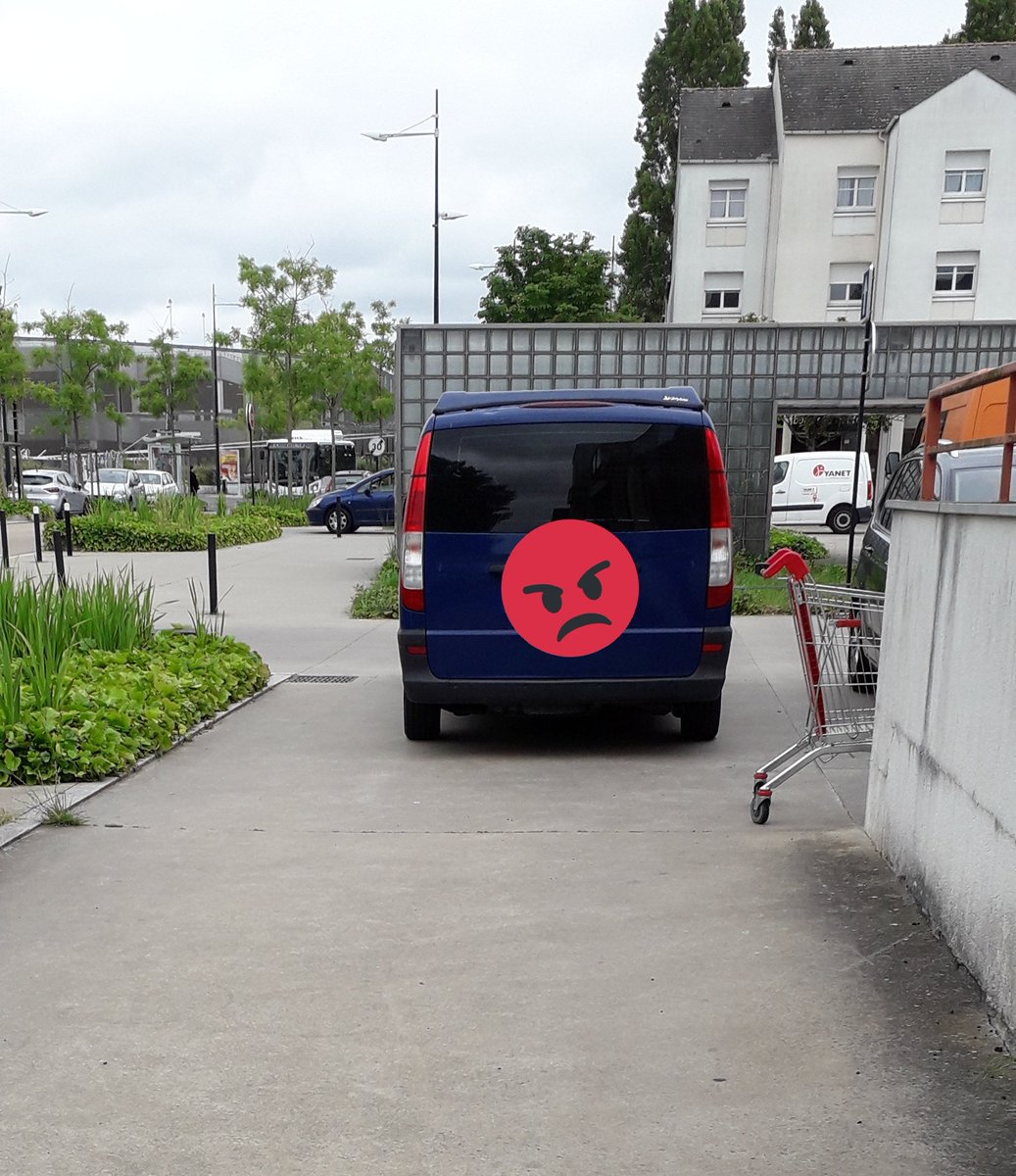 OnTheRoad440's tweet photo. Malgré de nombreux signalements depuis des mois. Toujours aucune action de @NantesMetropole et @saintherblain pour sécuriser les trottoirs autour de la place des Thébaudières. Comment font un #PMR ou personne avec poussette ? + pb visibilité 

@Bertrand_Affile

@VigiloNantes https://t.co/KqY0jPEHYP