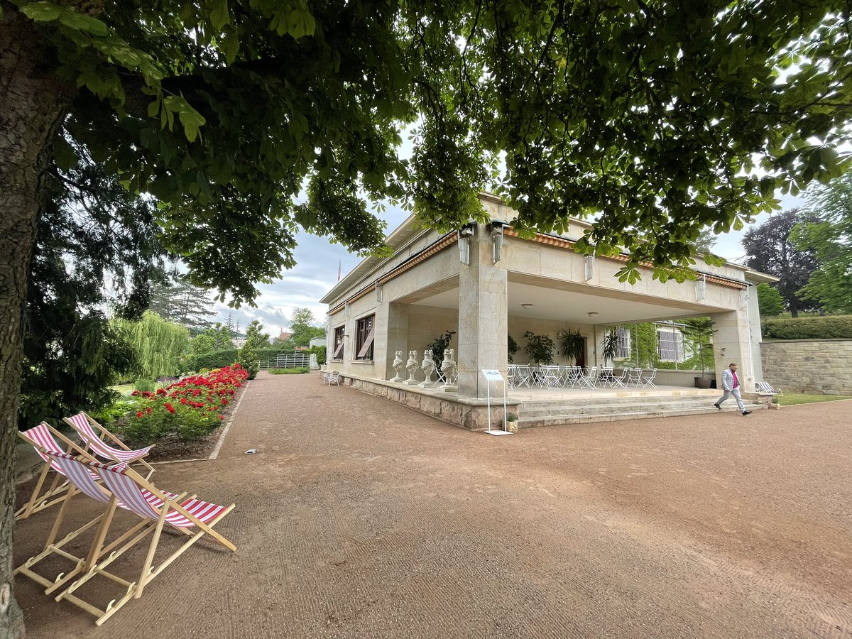 Jesinova_CT's tweet photo. Kavárna, která interiérem připomíná slavnou prvorepublikovou Café Esplanade se otevřela dnes ve vile Stiassni v Brně. Je součástí expozice věnované významnému brněnskému architektovi Ernstu Wiesnerovi. Otevřeno bude mít stejně jako vila pá-po od 10 do 18. https://t.co/pIexie6Ubc