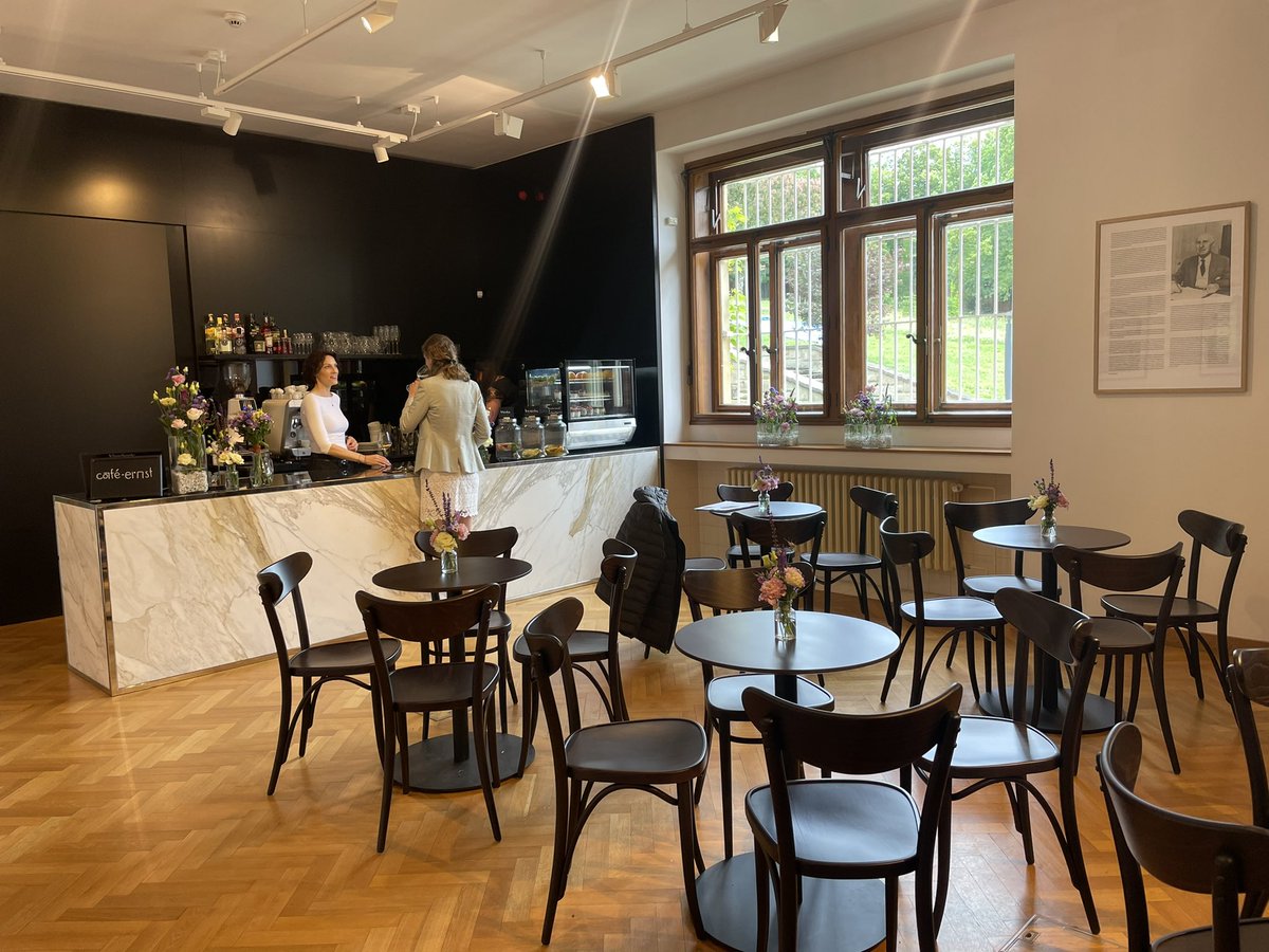 Jesinova_CT's tweet photo. Kavárna, která interiérem připomíná slavnou prvorepublikovou Café Esplanade se otevřela dnes ve vile Stiassni v Brně. Je součástí expozice věnované významnému brněnskému architektovi Ernstu Wiesnerovi. Otevřeno bude mít stejně jako vila pá-po od 10 do 18. https://t.co/pIexie6Ubc