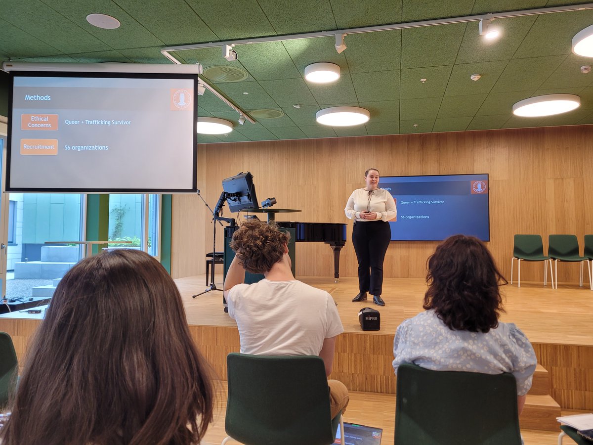 Hemil_UiB's tweet image. @Hemil_UiB and GLODE Master student Hollie Reynolds giving a great presentation from her interesting project on queer experiences of sex trafficking and trafficking aid. #AlrekStudentkonferanse2022 #AlrekHelseklynge @UiB @IGS_UiB @uib_gender