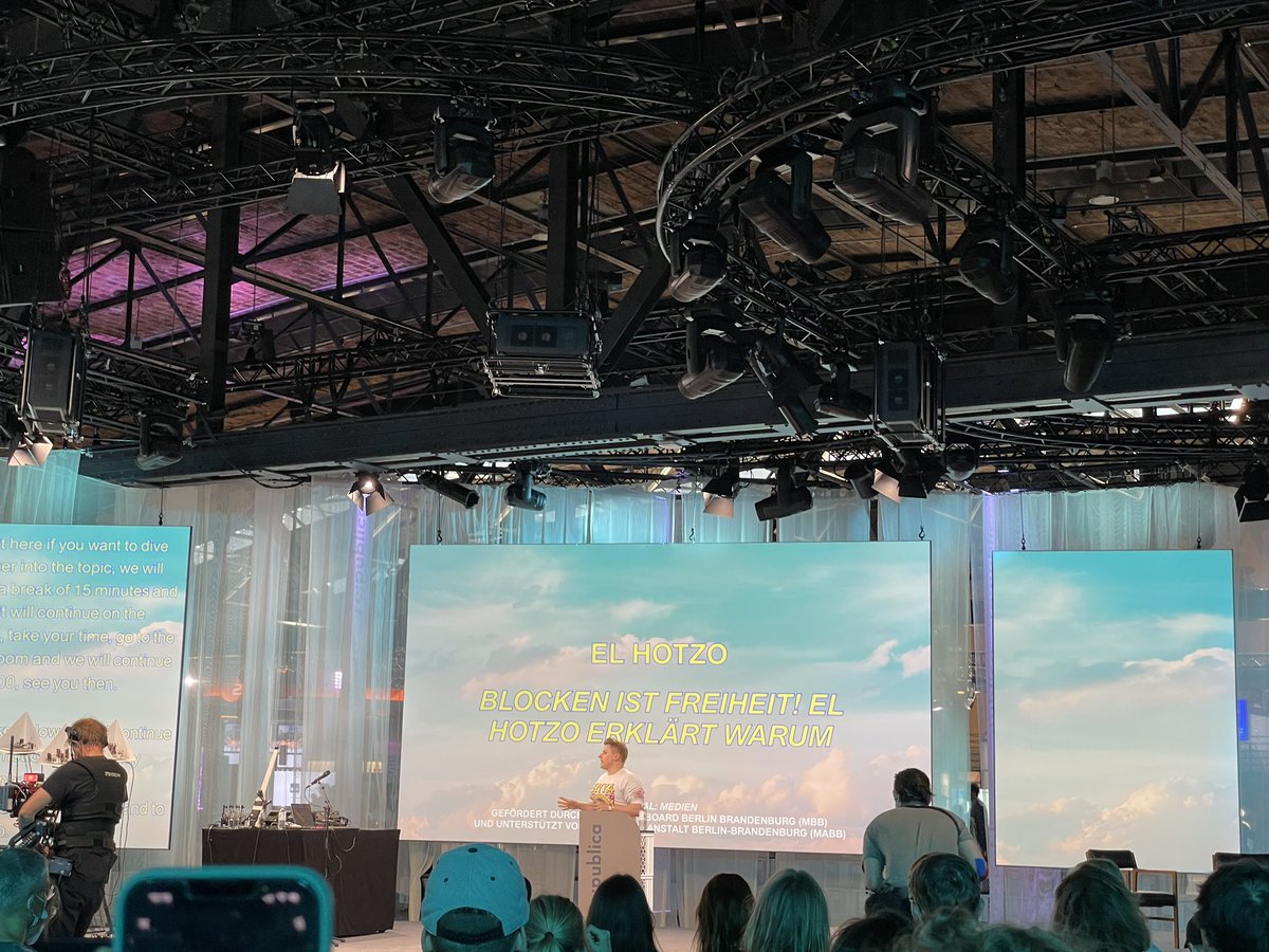 JensMatheuszik's tweet photo. Jetzt auf der @republica Stage 1: @elhotzo und „Blocken ist Freiheit! El Hotzo erklärt warum“.
„… eine gute Diskussion im Internet ist, wenn es am Ende keine Morddrohung gibt.“ #rp22 https://t.co/LgL36GHUBZ