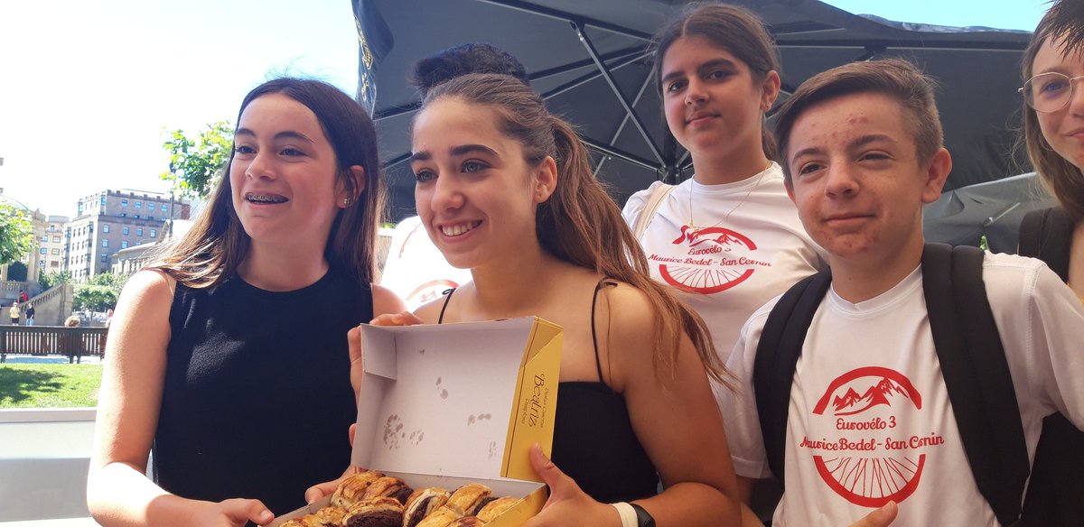 CBoildieu's tweet photo. Visite historique de Pamplona toujours sous un soleil éclatant pour nos collégiens @BedelCollege et @sancernin @ErasmusplusFR merci à iñaki pour la visite 😉 https://t.co/ZkeS9P5fYf