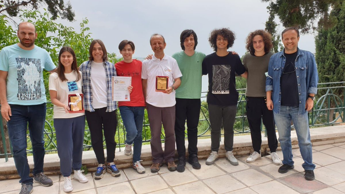 Türk Coğrafya Kurumu Genel Sekreteri Mesut Süzer, 2021 yılında İstanbul’da yapılan iGEO Uluslararası Coğrafya Olimpiyatları’nda ülkemizi temsil eden öğrencilerimiz; Baran Akbaş, Çağan Akbaş, Deniz Devrim Yılmaz ve Bartu Vural’a başarı belgelerini,