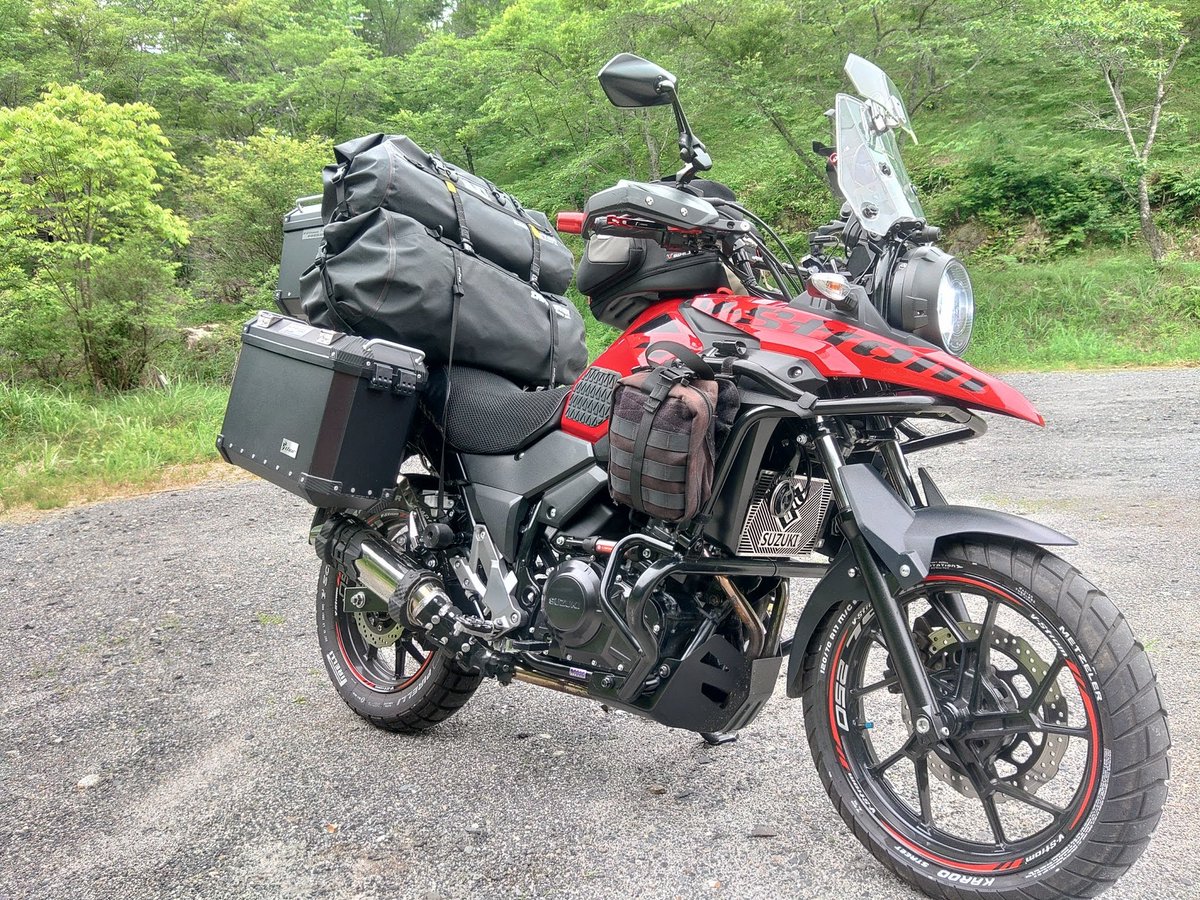SUZ_GT's tweet photo. 4 #個性あるvスト紹介
@douhan318
フル積載で187リットル
何でも積めるのが気に入ってます笑
@N3Paaaaaa
自作フォグ、ドライビングランプステー,幅可変式リアキャリア！
@ZoidoZeludaZega
ゴツゴツだけどスマートさも持ち合わせてる所
@vstrom250gogo
250ccとは思えない積載性です😆✨
#vストローム250 https://t.co/02UetcochQ