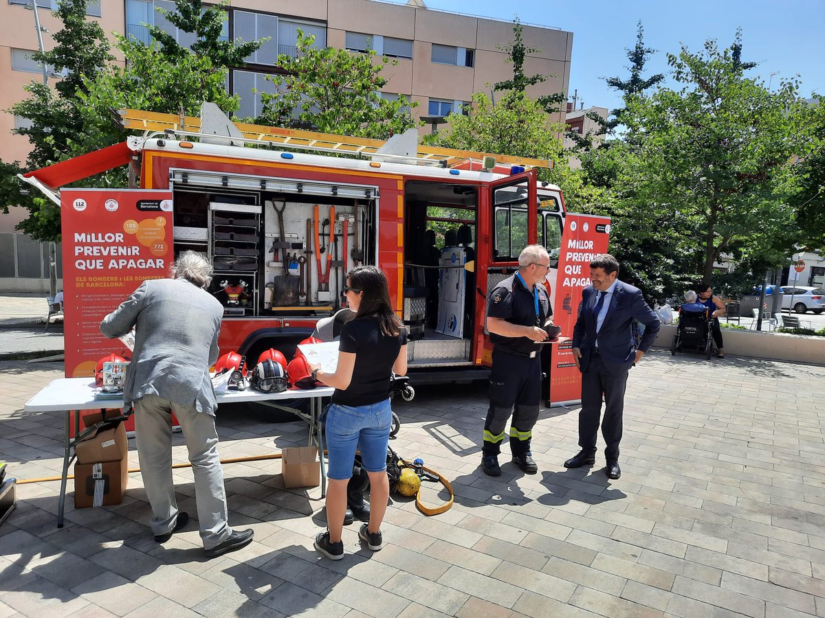 Albert_Batlle_B's tweet photo. Aquest matí visitem i passegem pel mercat del #Guinardó. Parlem amb paradistes, veïns i veïnes de la importància de la #prevenció davant els #incendis domèstics amb els @BCN_Bombers i el vehicle #PREvenim. #Barcelona https://t.co/wdCWrMRUSM