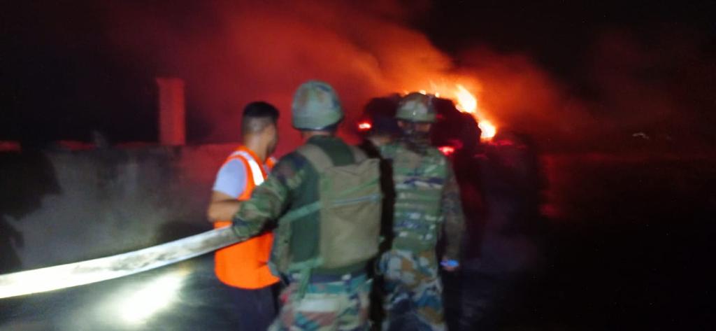 prodefencejammu's tweet photo. #MissionFirstBrigade of
#GurjDivision averted a major fire incident near #AIIMS #Vijaypur(J&K). Fire broke in Gujjar deras at #Rakh Barotian. #IndianArmy troops along with Fire tenders immediately rushed to the site and saved precious lives and property.
@OfficeOfLGJandK
@adgpi https://t.co/gVfiJzsFai