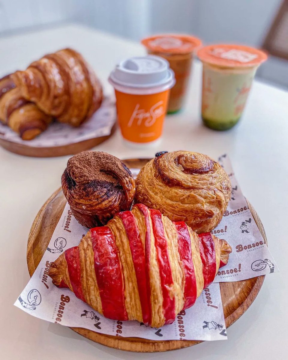 jkt_everyday's tweet photo. Wajib banget order si butter croissant trus dicelupin ke dalam hot chocolate.. or coffee if you like 🤌 Heaven!

Untuk minumannya disini ada Kopisoe untuk coffee &amp; tea dan Ahjoosie serving the healthy juice &amp; smoothies.. 🧃 https://t.co/MDoIGxWjNu