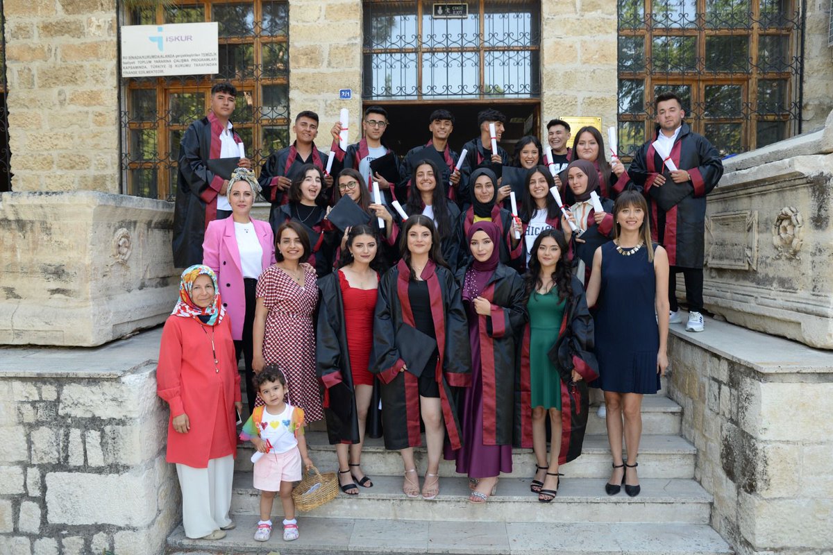 FarabiMut's tweet photo. 2021-2022 Eğitim-öğretim yılı mezuniyet törenimizi büyük bir coşkuyla gerçekleştirdik. 🎓👨‍🎓👨‍🎓
Yolunuz, bahtınız açık olsun Sevgili Gençler...
Emeği geçen tüm öğretmenlerimize teşekkür ederiz.
@mut_mem @harungergin @ibrahim_oguz @Omer_okur33 @SinemKardali @asliaydogan27 https://t.co/tkjRWxeFN3