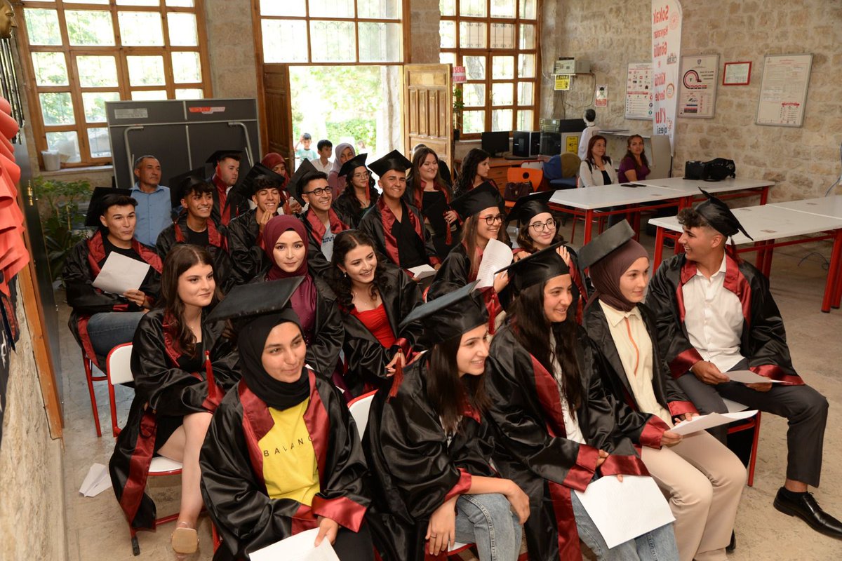 FarabiMut's tweet photo. 2021-2022 Eğitim-öğretim yılı mezuniyet törenimizi büyük bir coşkuyla gerçekleştirdik. 🎓👨‍🎓👨‍🎓
Yolunuz, bahtınız açık olsun Sevgili Gençler...
Emeği geçen tüm öğretmenlerimize teşekkür ederiz.
@mut_mem @harungergin @ibrahim_oguz @Omer_okur33 @SinemKardali @asliaydogan27 https://t.co/tkjRWxeFN3