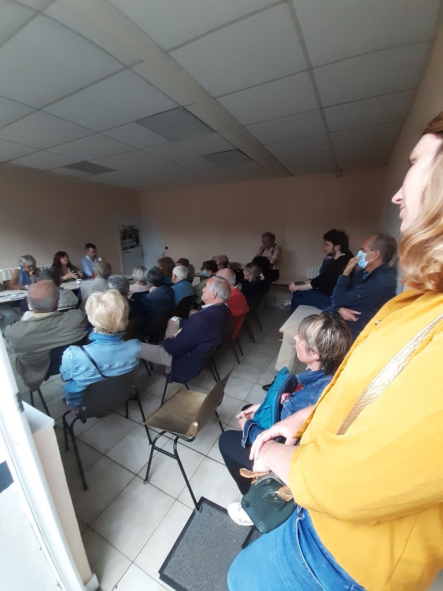 VBeregovoy76's tweet photo. salle comble à #Montville pour cette dernière réunion publique de 1er tour des législatives. La #NUPES représente un réel espoir de changement face à l'extrême-droite et face au président #Macron. 
#dimancheonvote pour la #nupes pour #gagner ! ✌#legislatives2022 #circo7610 https://t.co/3NaI99yyvW