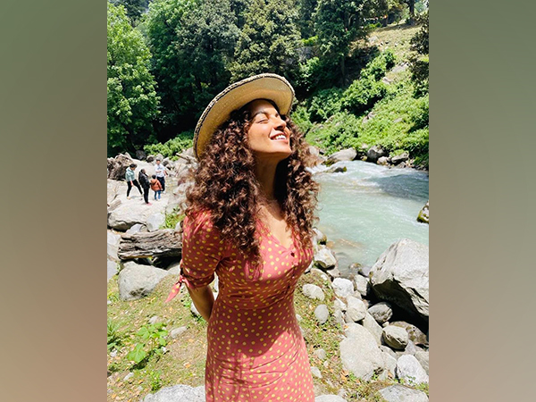 ani_digital's tweet photo. 'Queen' Kangana Ranaut's day out with family in Himachal

Read @ANI Story | https://t.co/zrILe4q7P2
#KanganaRanaut #HimachalPradesh #Bollywood https://t.co/uxx0cWIqD3