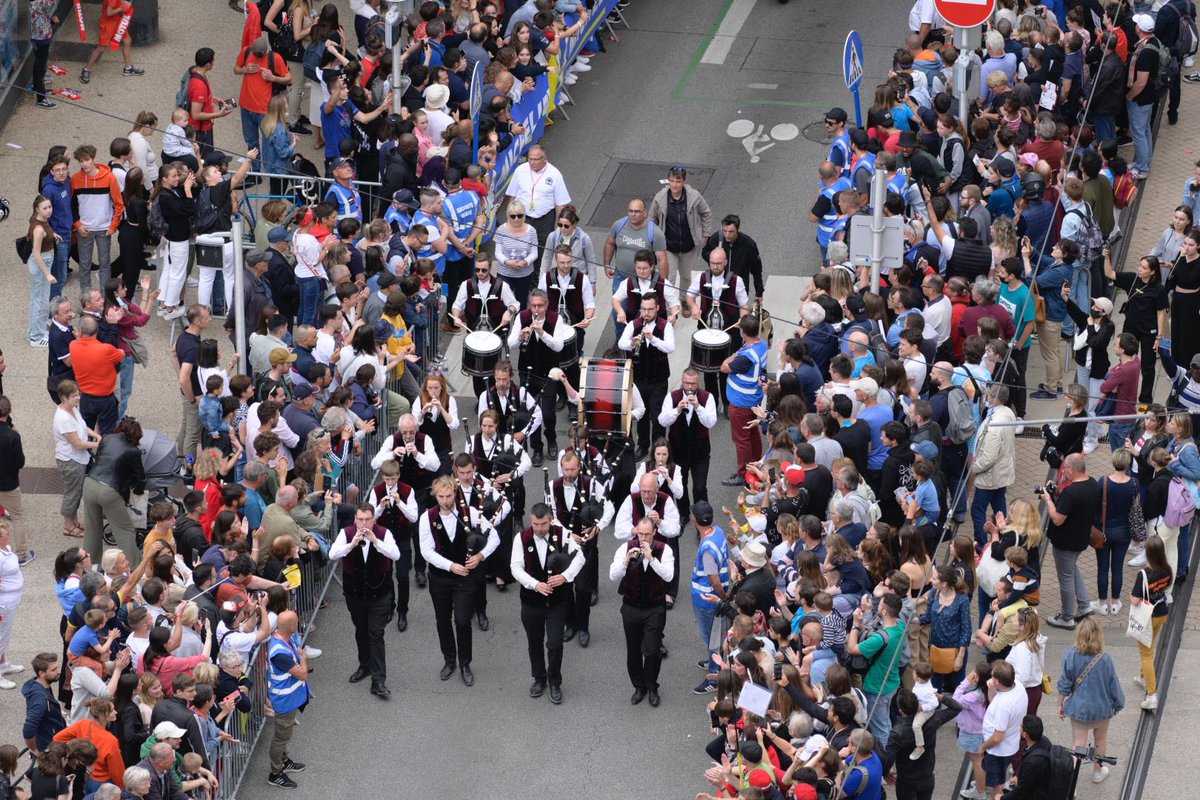 sarthefr's tweet photo. Le public est nombreux dans les rues du centre-ville du Mans pour la Grande Parade des Pilotes ! 
#LeMans24 #Sarthe https://t.co/gYzRG7bMM2