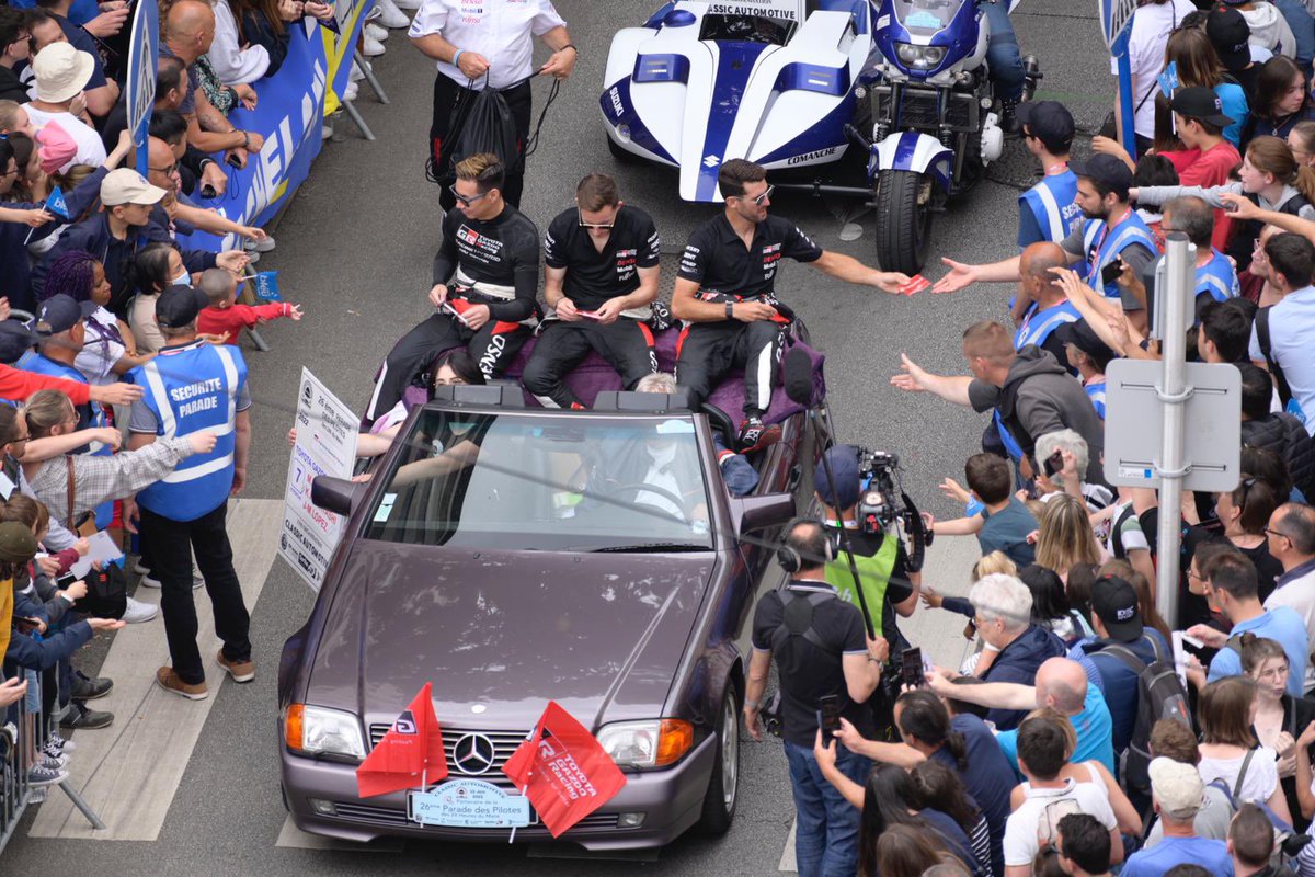 sarthefr's tweet photo. Le public est nombreux dans les rues du centre-ville du Mans pour la Grande Parade des Pilotes ! 
#LeMans24 #Sarthe https://t.co/gYzRG7bMM2