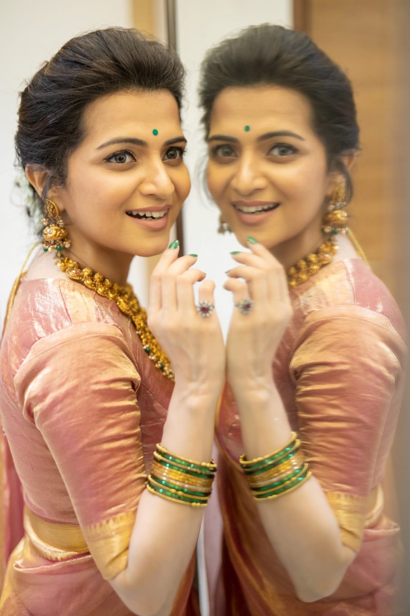 MoviegoerMovie's tweet photo. Pretty in peach! Actress and anchor #DD looks dashing and divine in this beautiful peach saree ❤️

@DhivyaDharshini @UVCommunication @proyuvraaj https://t.co/kiGvCJaevM