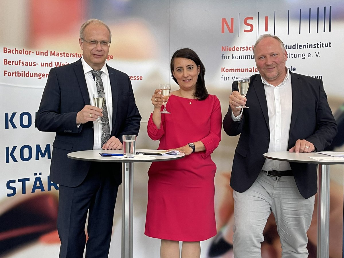 HSVNtweet's tweet photo. Wir gratulieren heute 233 Absolventinnen und Absolventen, die erfolgreich ihren AII-Lehrgang abgeschlossen haben!

 #nsi_hsvn #angestelltenlehrgang2 https://t.co/0Mh9xncOYD