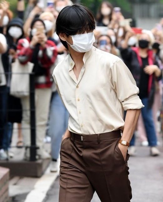 taegireel's tweet photo. model behavior https://t.co/EBxjANTOqQ